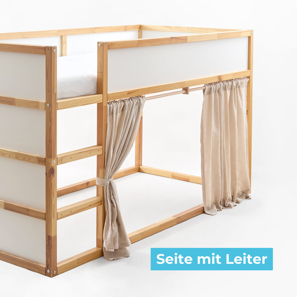 Beiger Kura Vorhang aus Musselin an der Seite mit Leiter.