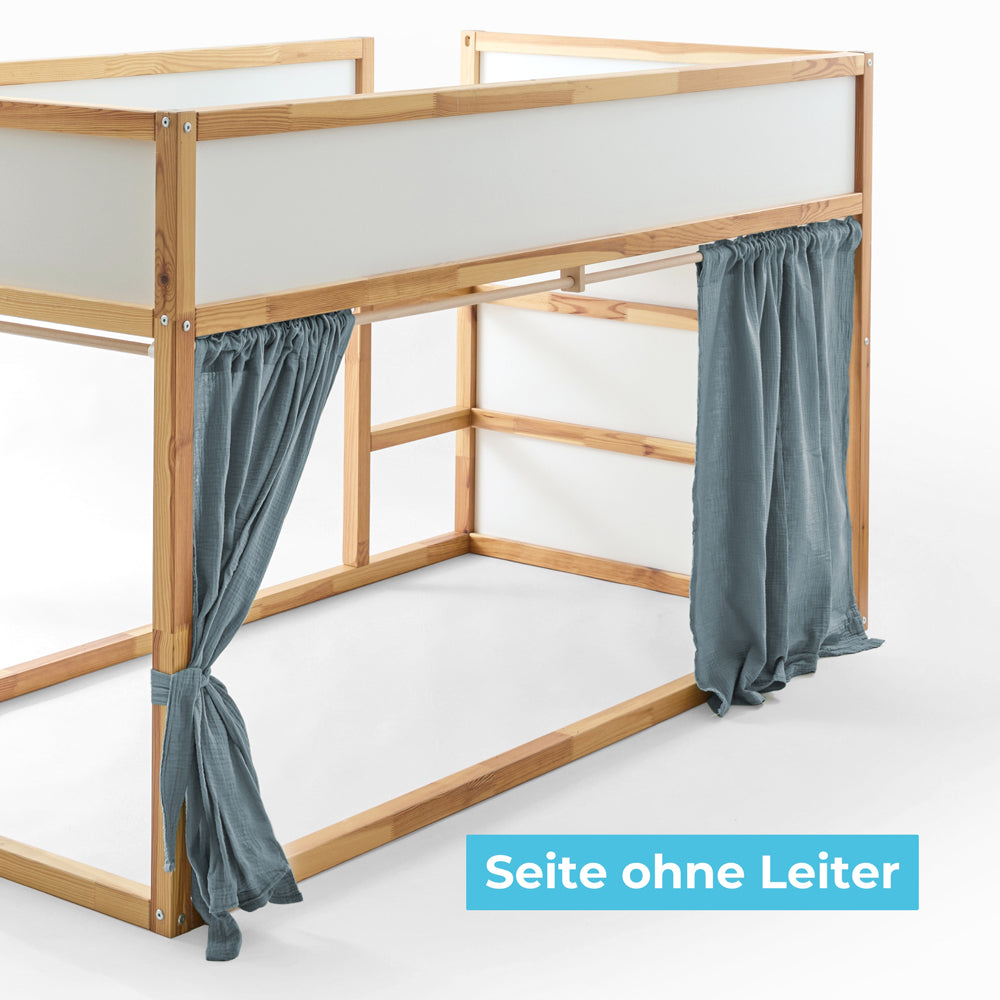 Blauer Kura Vorhang aus Musselin an der Seite ohne Leiter.