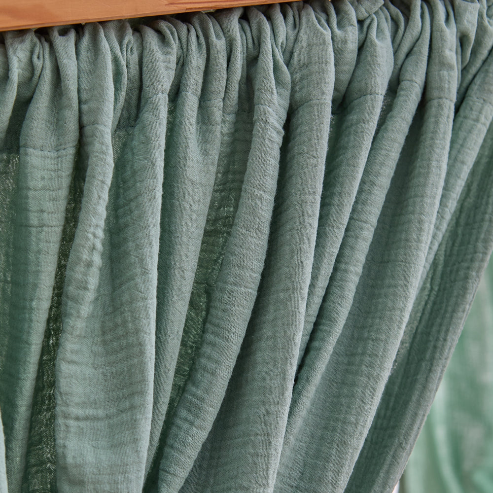 Kura Vorhang aus grünem Musselin in der Nahaufnahme.