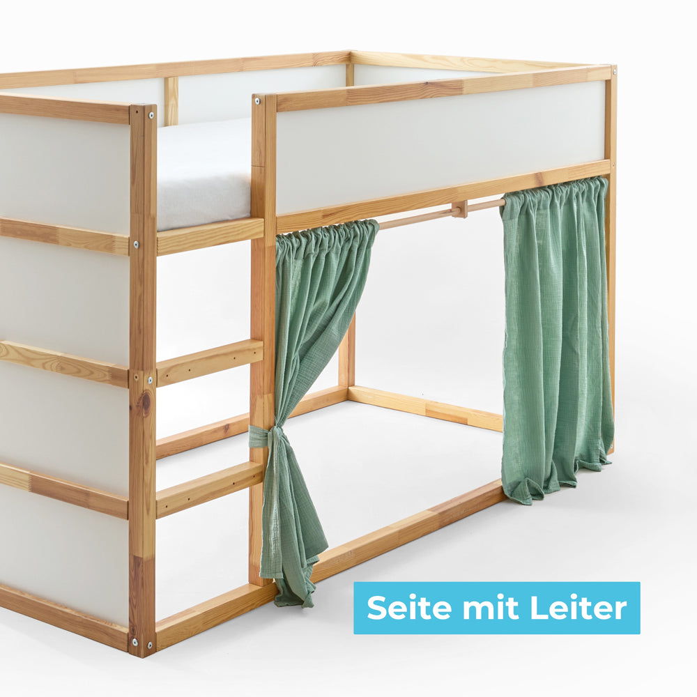 Grüner Kura Vorhang aus Musselin an der Seite mit Leiter.