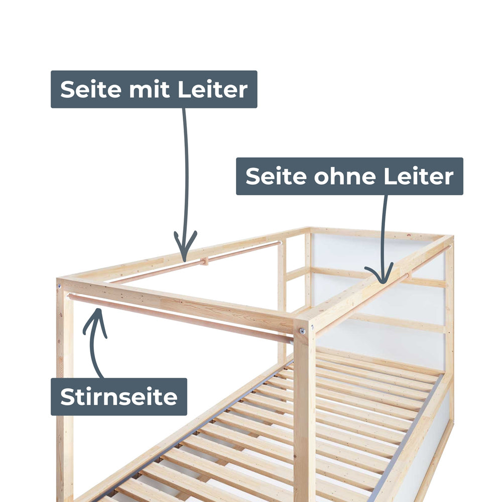 Kura Bett mit 3 Kura Vorhangstangen.