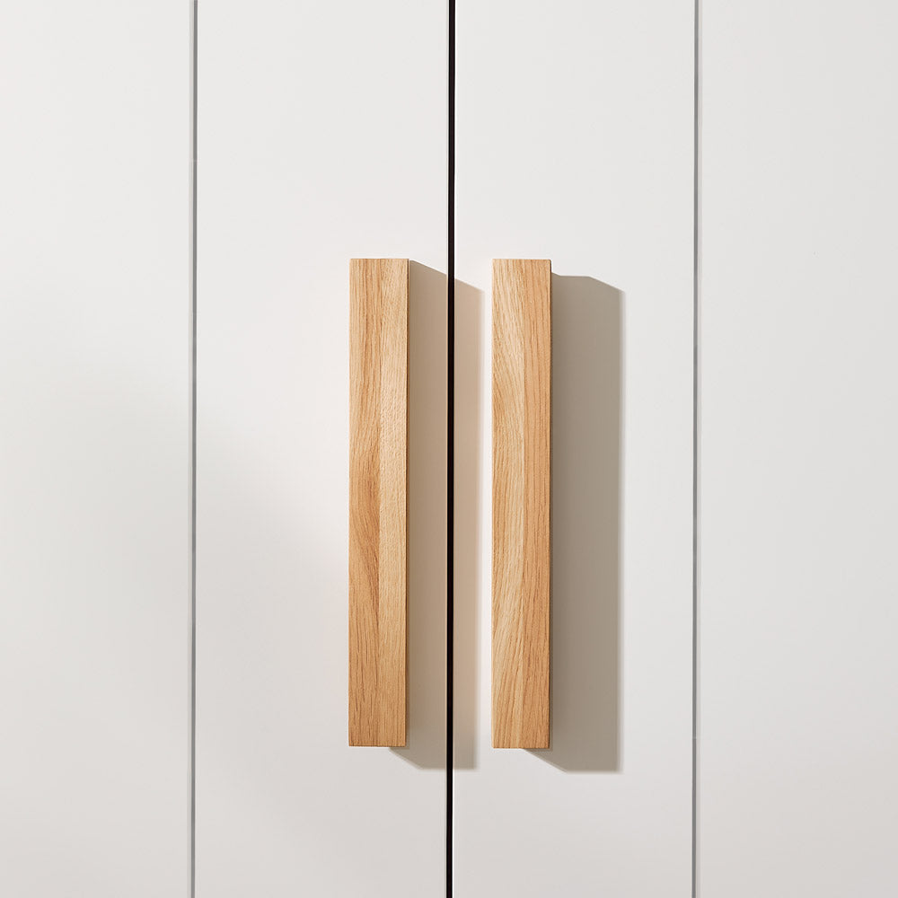 IKEA Brimnes Schrank mit zwei Griffen aus Eichenholz.