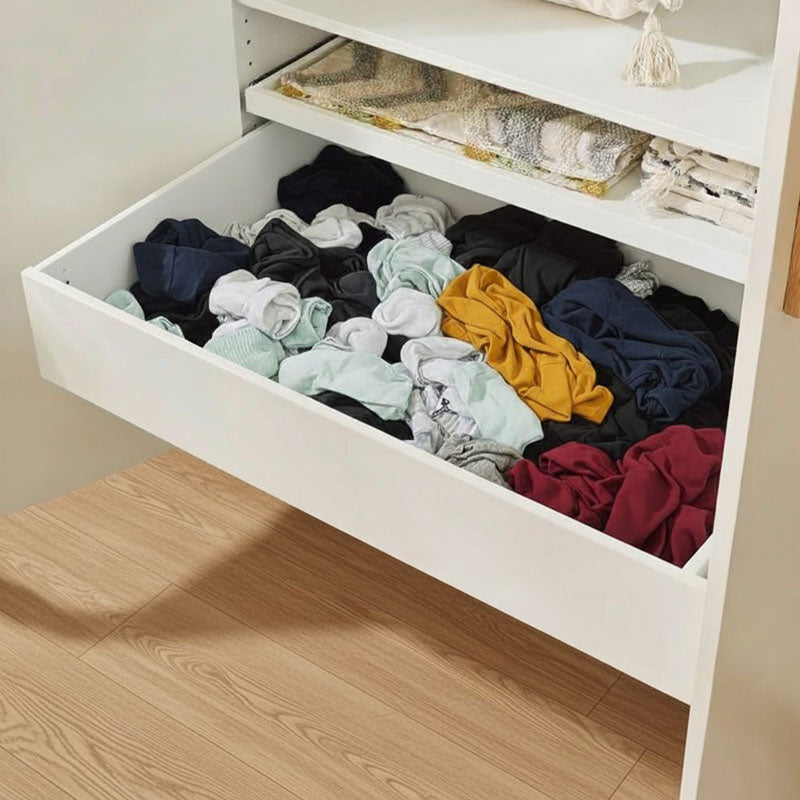 Pax Kleiderschrank Schublade - Komplement von IKEA - mit unsortierten Wäschestücken, die wild durcheinander liegen.