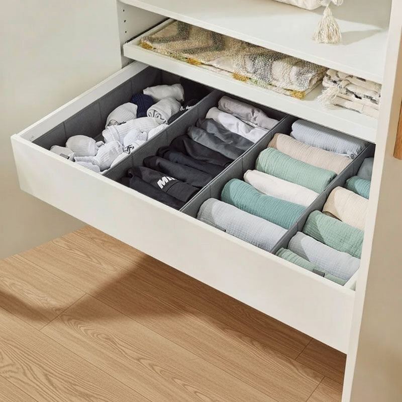 IKEA Komplement Schublade in einem Pax Schrank mit passenden Organizern von New Swedish Design.