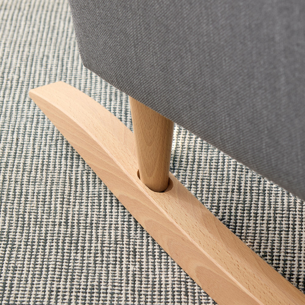 Nahaufnahme der Strandmon Schaukelstuhlkufen aus Buchenholz.