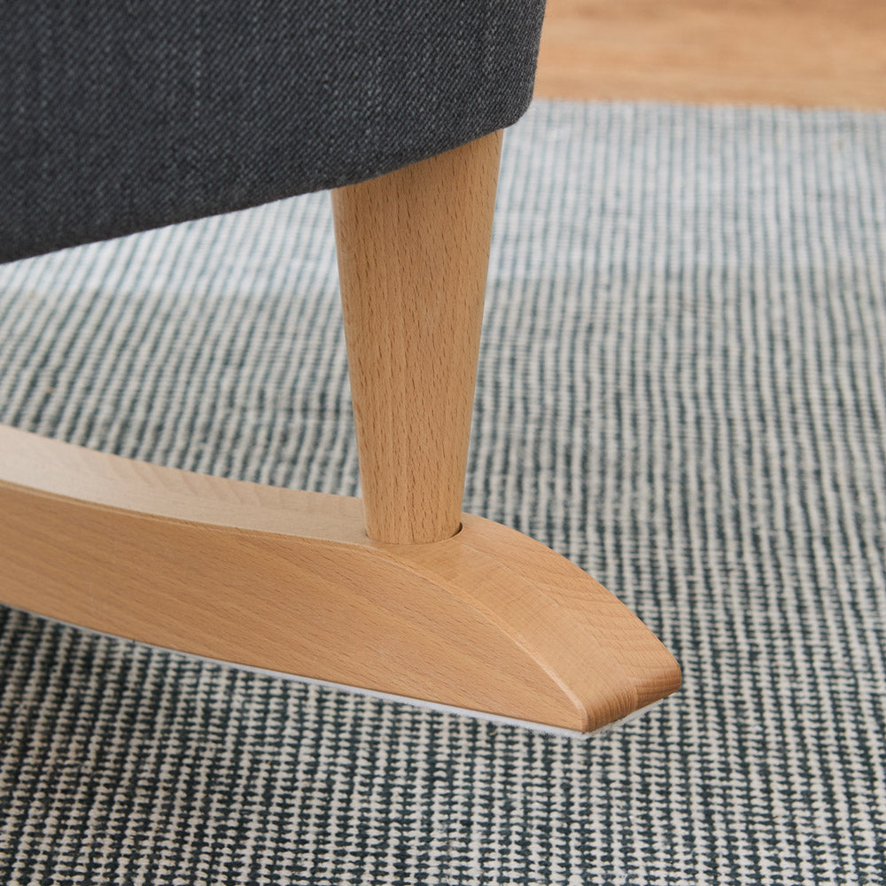 Nahaufnahme der Strandmon Schaukelstuhlkufen aus klar lackiertem Buchenholz.