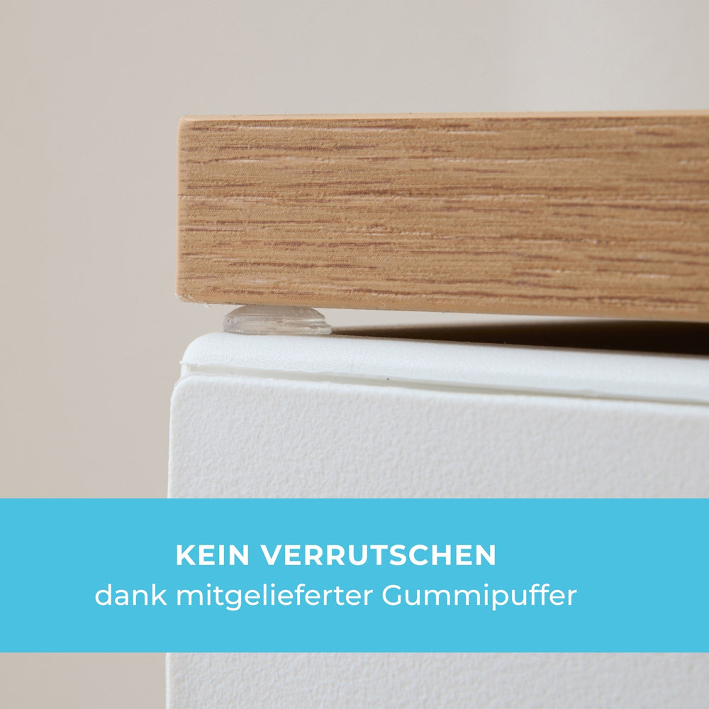 Detailaufnahme der Trones Holzplatte aus Eiche Dekor mit einem Hinweis, dass sie nicht verrutscht dank mitgelieferter Gummipuffer.
