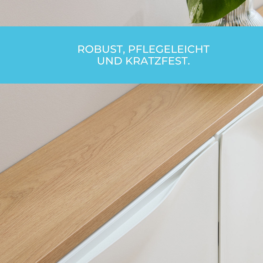Detailaufnahme der Trones Holzplatte aus Eiche Dekor mit einem Hinweis, dass sie robust, pflegeleicht und kratzfest ist.