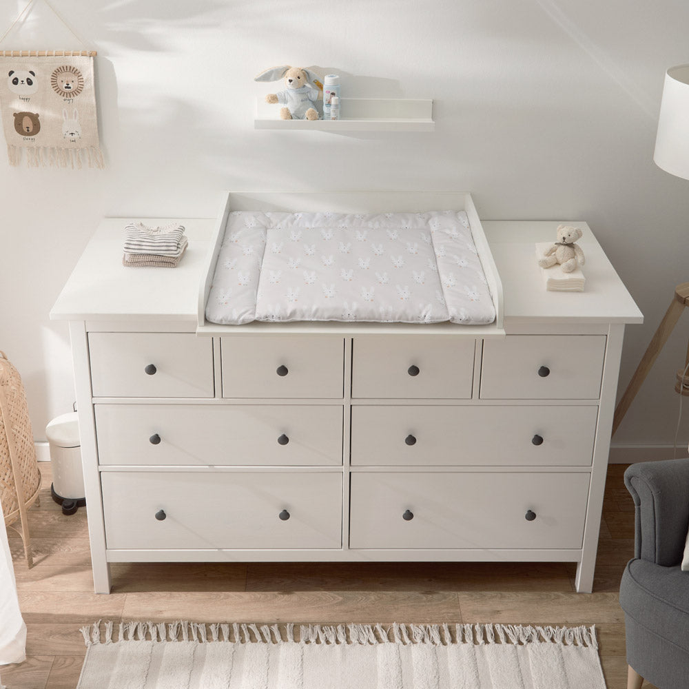 Wickelauflage beige mit Hasen auf einer Hemnes Wickelkommode.
