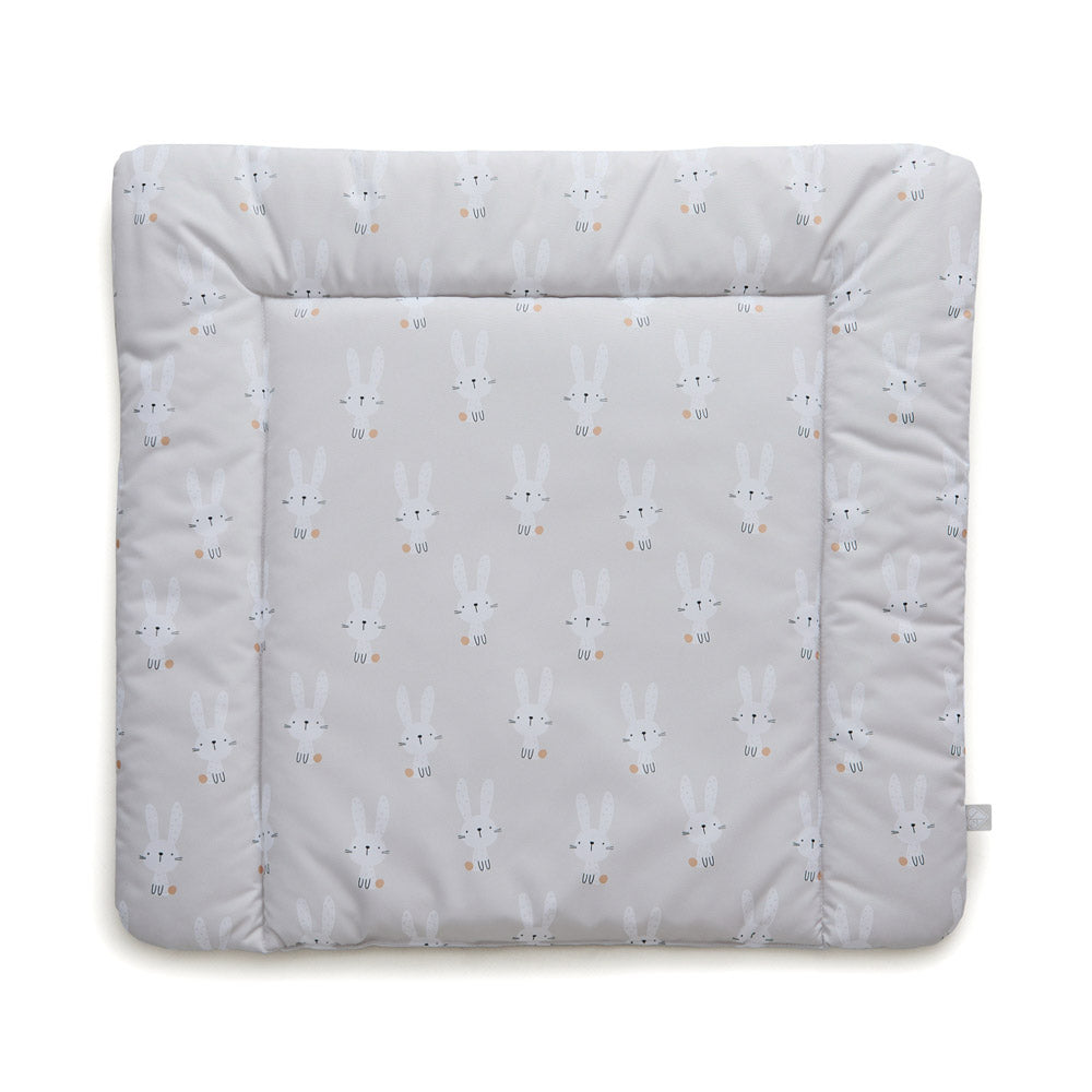 Wickelauflage in Beige mit Hasen.