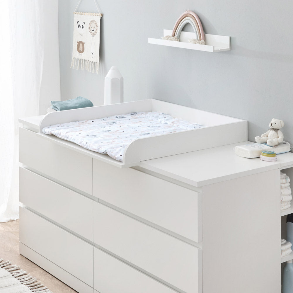 Malm Wickelkommode mit passendem Wickelaufsatz und Wickelauflage mit Eulen und Hasen.