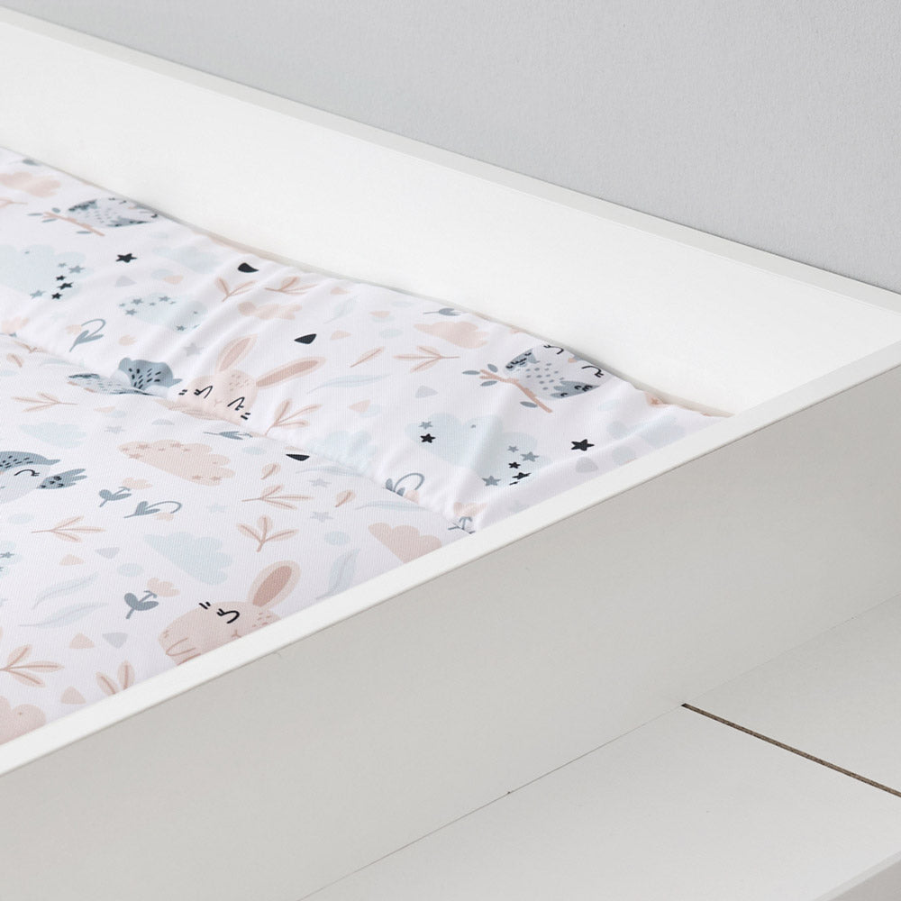 Nahaufnahme Wickelauflage mit Eulen und Hasen in einem weißen Wickelaufsatz.