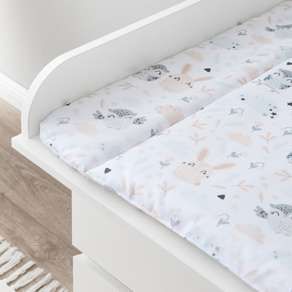 Detailaufnahme Wickelauflage mit Eulen und Hasen.