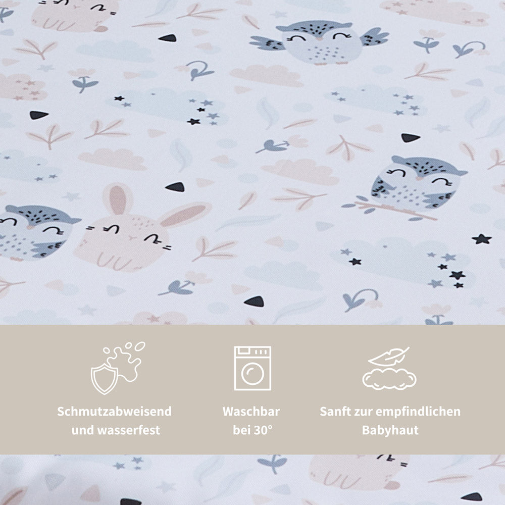 Nahaufnahme Wickelauflage Eulen und Hasen, die zeigt, dass die Oberfläche feuchtigkeitsabweisend ist.