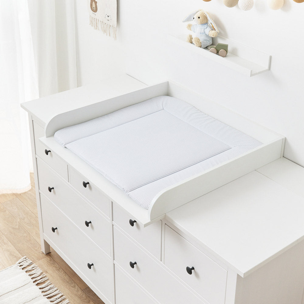 Wickelauflage mit grauen Streifen auf einer Hemnes Wickelkommode.