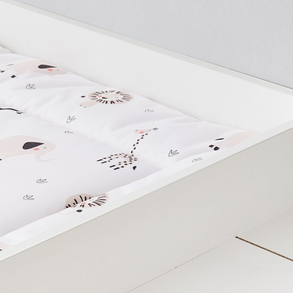 Detailaufnahme der Wickelauflage Safari im weißen Wickelaufsatz.