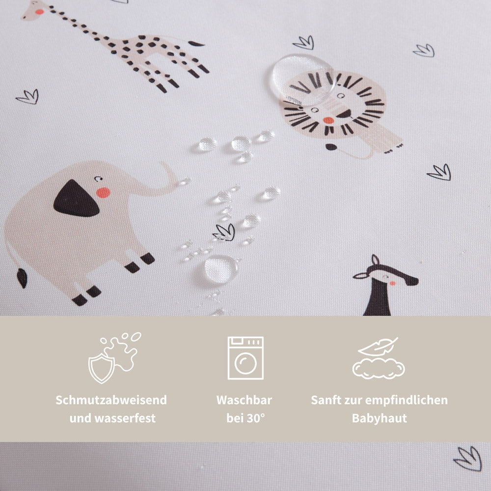 Nahaufnahme Wickelauflage Safari, die zeigt, dass die Oberfläche feuchtigkeitsabweisend ist.