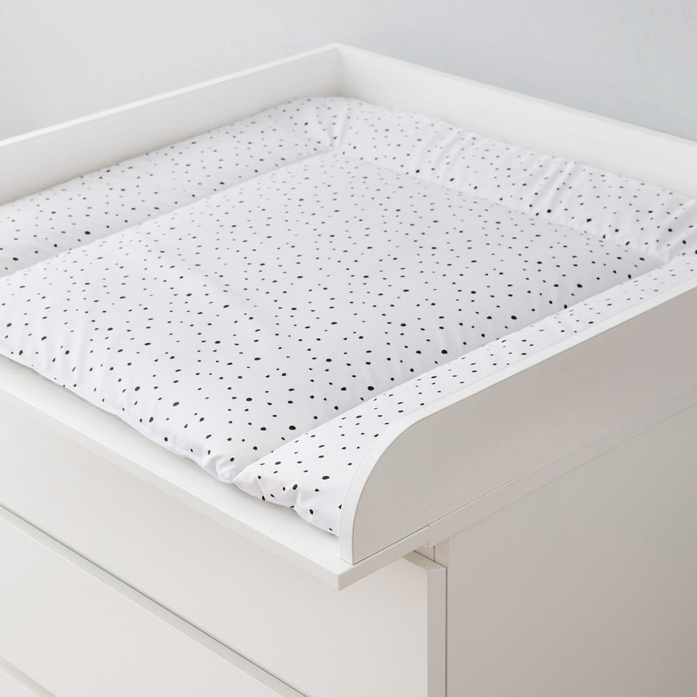 Weiße Wickelauflage mit schwarzen Punkten in einem Wickelaufsatz.