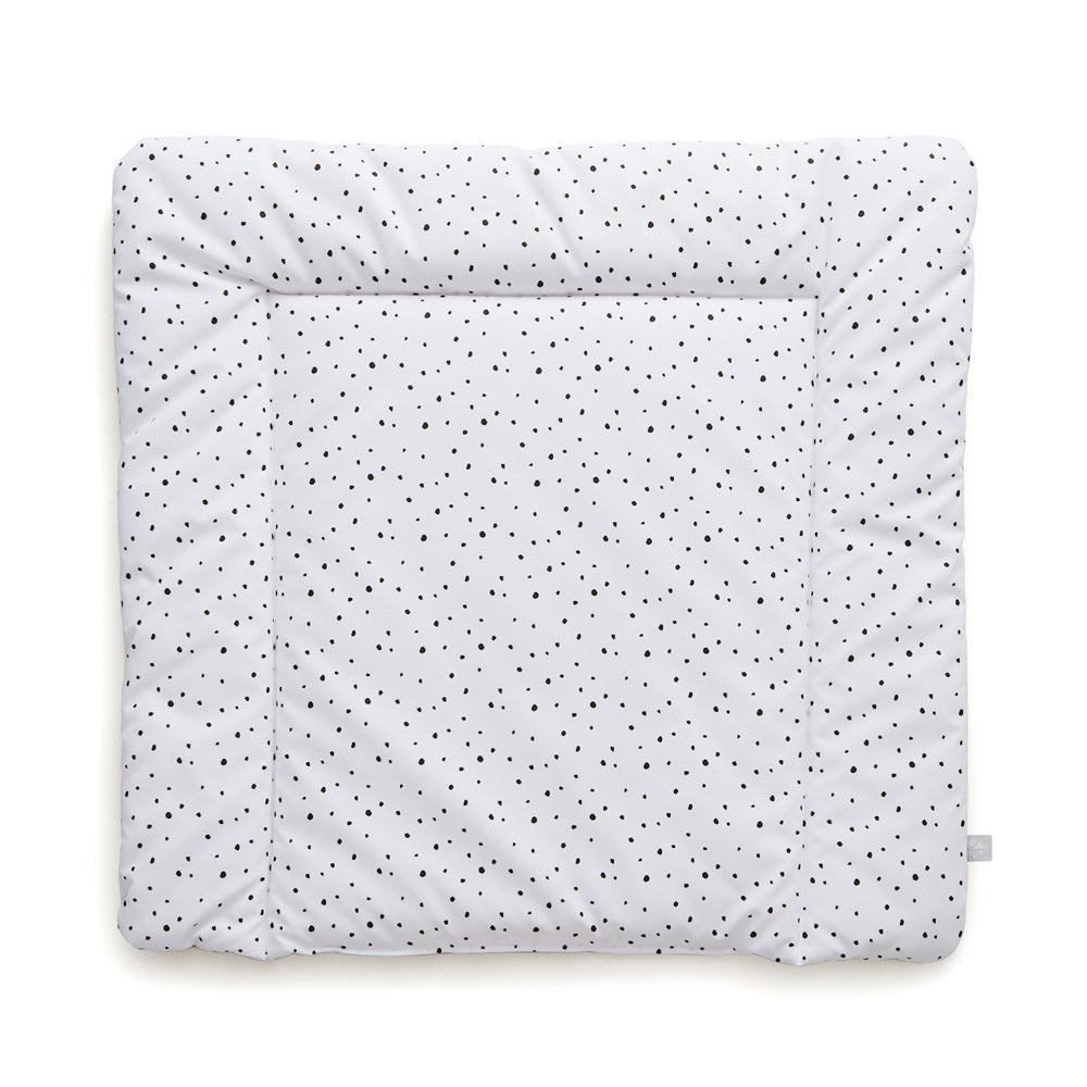 Weiße Wickelauflage mit schwarzen Punkten.