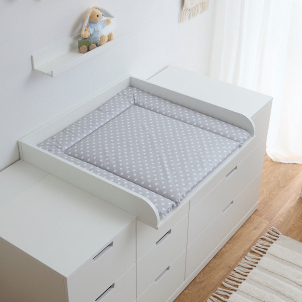 Graue Wickelauflage mit weißen Sternen auf Nordli Wickelkommode.