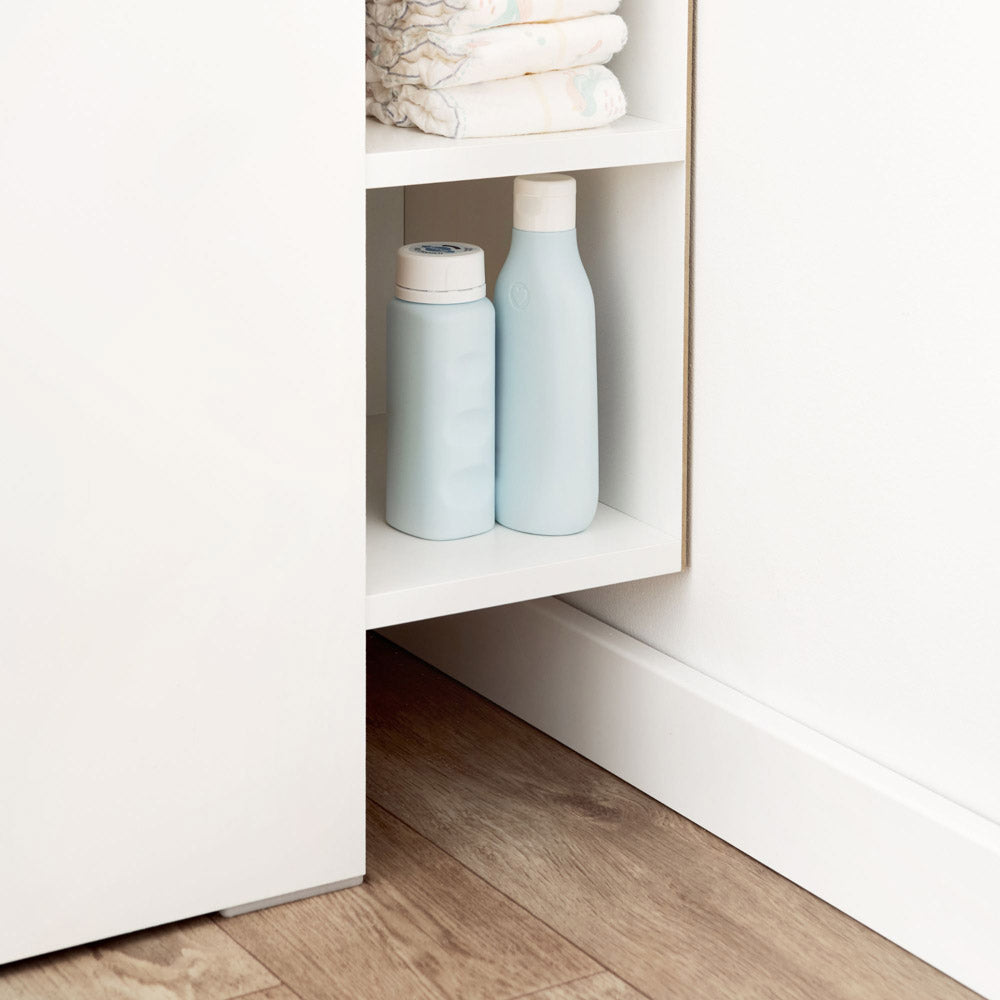 Detailansicht eines Regalfaches im Stauraumregal für die Malm Wickelkommode.