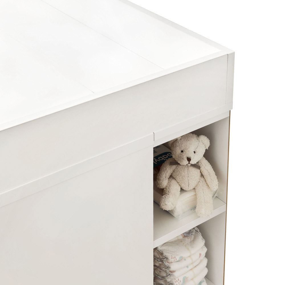 Gefülltes Regalfach im Stauraumregal einer Malm Wickelkommode.