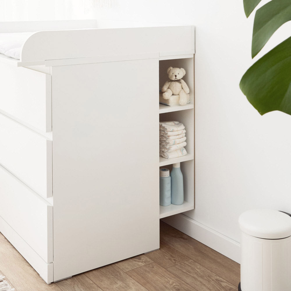 Malm Wickelkommode mit 3 Schubladen und passendem Stauraumregal mit 3 Fächern.