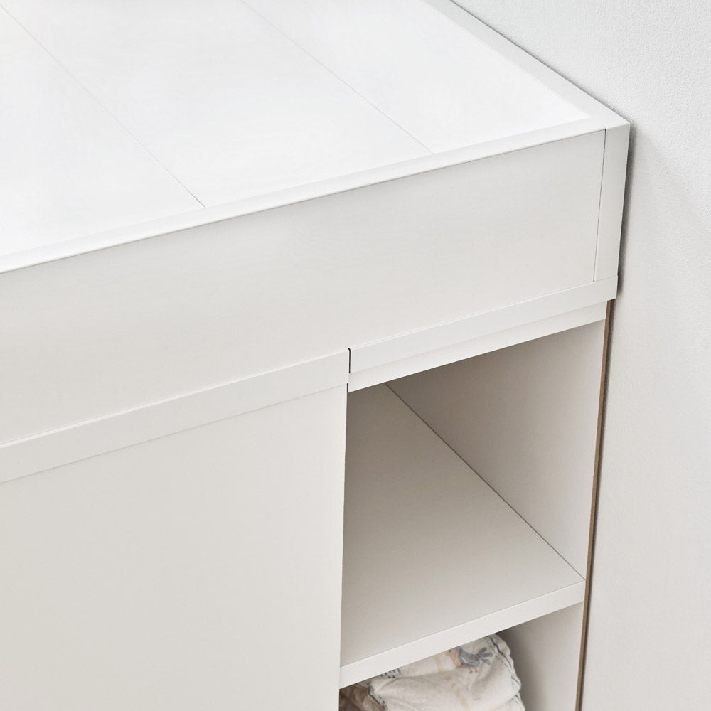 Detailaufnahme Stauraumregal für Malm Wickelkommode.