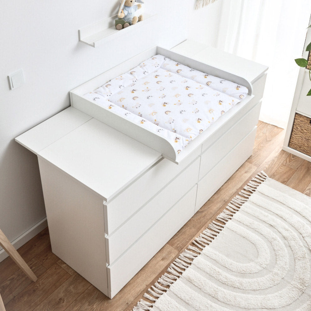 Große Malm Wickelkommode mit Wickelaufsatz und Wickelauflage.