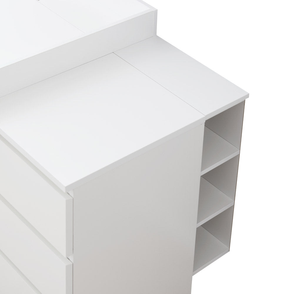 Detailansicht vom Wickelaufsatz Malm 6er und Stauraumregal.