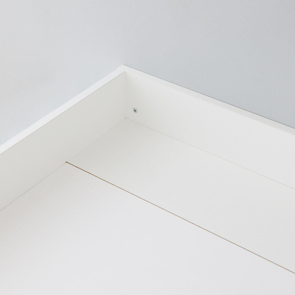 Detailaufnahme vom weißen Wickelaufsatz für die Nordli Kommode.