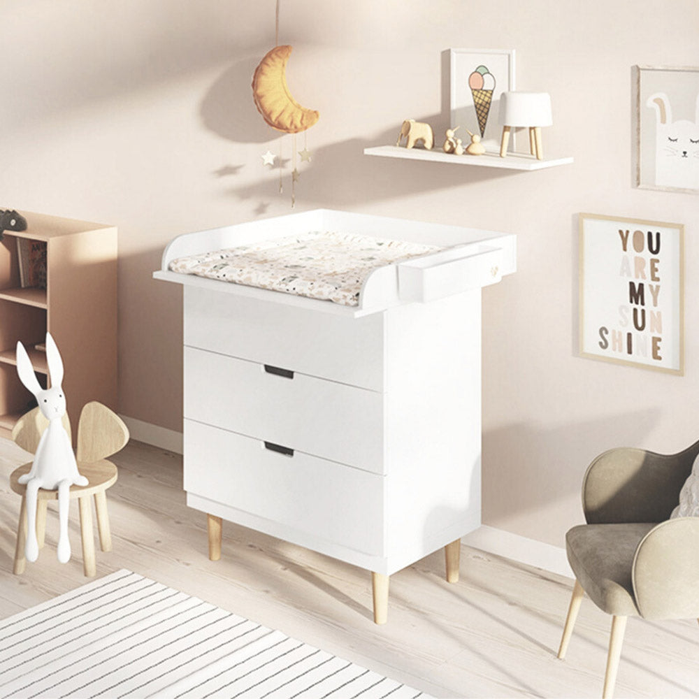 Weiße IKEA Nordli Wickelkommode mit Wickelaufsatz und Wickelauflage.